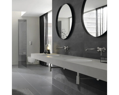 Modernes Badezimmer mit Doppelwaschbecken, runden Spiegeln und dunklen Fliesen
