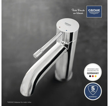 Glänzende Armatur für das Waschbecken mit Einhebelmischer und Grohe Logo