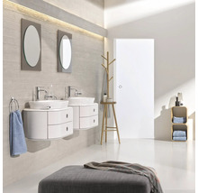 Badezimmer mit zwei Waschbeckenunterschränken, Spiegeln, Handtuchhalter, Holzgarderobe und Ablageregal