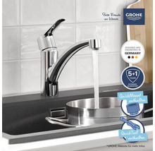 Küchenarmatur mit fließendem Wasser im Spülbecken, Grohe Logo, Hinweis auf fünf plus ein Jahr erweiterte Garantie, Hinweis auf QuickMount und QuickTool