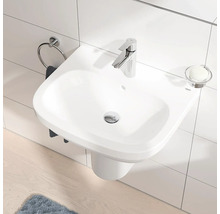 Aufnahme eines Badezimmers mit einem Waschbecken, einem Handtuchring, einer Armatur und einer Seifenschale.