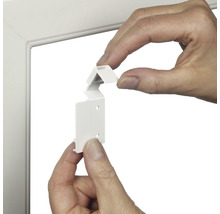 Person montiert Fensterhaken für Plissee