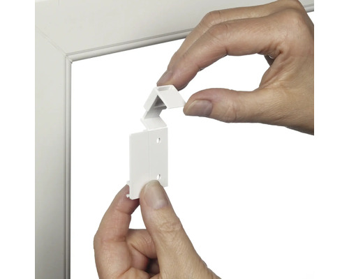 Person montiert Fensterhaken für Plissee