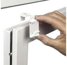 Montage eines Fensterrahmens mit Jalousiehalterung