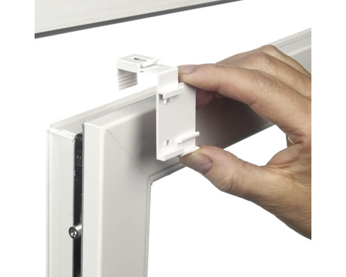 Montage eines Fensterrahmens mit Jalousiehalterung