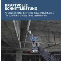 Akkubetriebene Säbelsäge beim Schneiden eines Rohrs