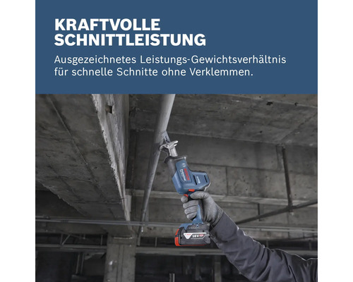 Akkubetriebene Säbelsäge beim Schneiden eines Rohrs