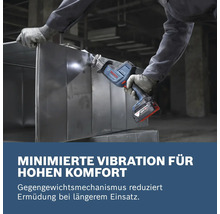 Akkubetriebene Säbelsäge von Bosch im Einsatz beim Schneiden von Metall.