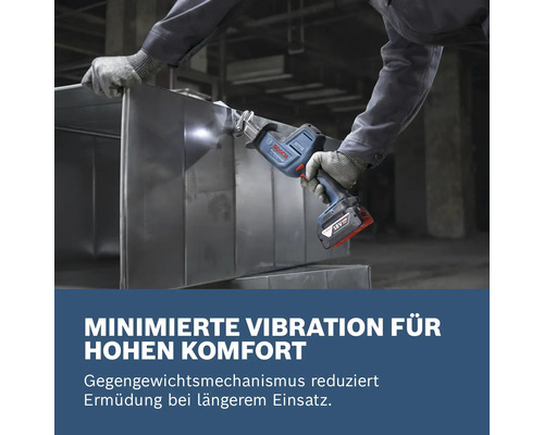 Akkubetriebene Säbelsäge von Bosch im Einsatz beim Schneiden von Metall.