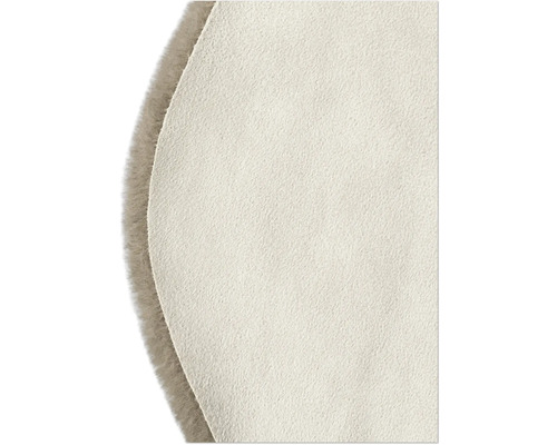 Detailansicht eines runden Teppichs mit Zottelrand