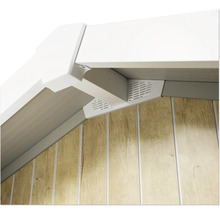 Detailansicht einer Deckenverkleidung mit Holzpaneelen