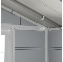 Detailansicht des Innenraums eines Gerätehauses mit Metallrahmen und Dach