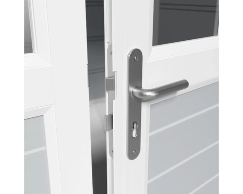 Geöffnete weiße Tür mit silberner Türklinke und Schloss