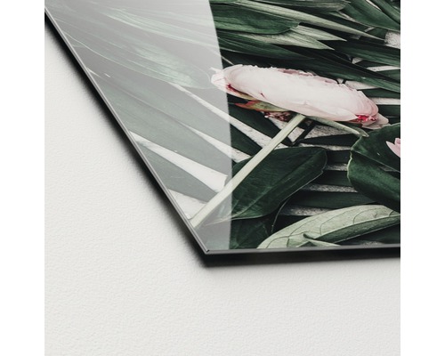 Nahaufnahme einer Acrylglasplatte mit Blumendarstellung