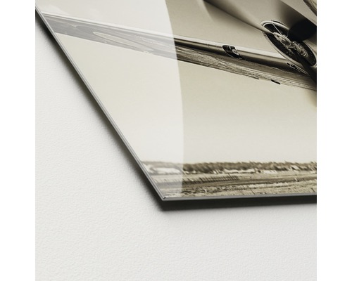Nahaufnahme einer Acrylglasplatte mit Flugzeugmotiv
