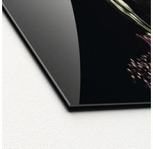 Detailansicht einer Glasplatte mit Blumendesign