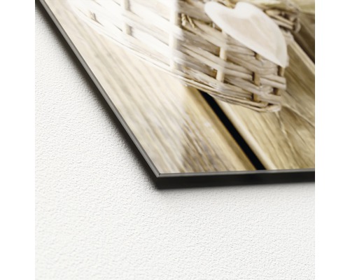 Acrylglasbild mit Korb und Herzmotiven