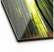 Nahaufnahme einer Glasbilddekoration mit Bambuswaldmotiv