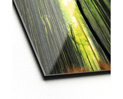 Nahaufnahme einer Glasbilddekoration mit Bambuswaldmotiv