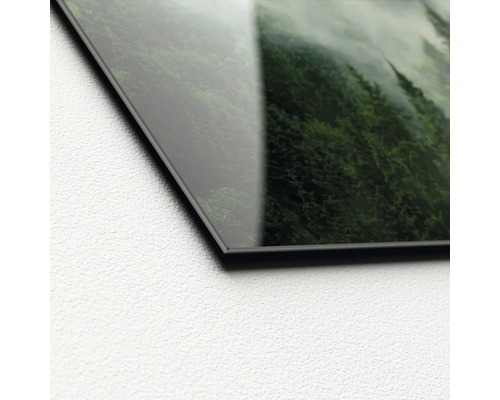 Detailansicht einer Glasbilddekoration mit Waldmotiv