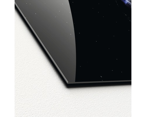 Detailansicht einer Glasplatte mit Darstellung des Weltraums
