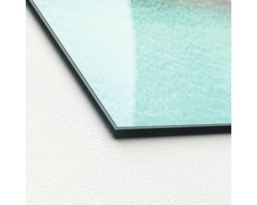 Detailansicht einer Acrylglasplatte mit abstrakter Grafik