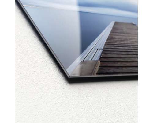 Nahaufnahme einer Acrylglasplatte mit dem Motiv eines Holzstegs am Wasser.