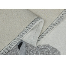 Detailansicht eines Teppichs mit grafischem Muster