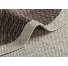 Detailansicht eines beigen und braunen Badteppichs