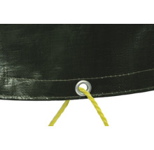 Detailansicht einer Abdeckplane mit Öse und Befestigungsseil