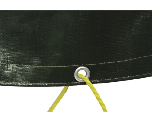 Detailansicht einer Abdeckplane mit Öse und Befestigungsseil