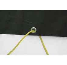 Detail einer schwarzen Abdeckplane mit Öse und gelbem Seil
