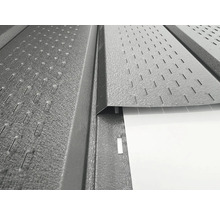 Nahaufnahme von perforierten Blechen für Dach und Fassade