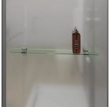 Glasablage mit einer Flasche darauf