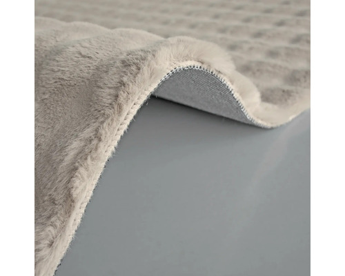 Detailansicht eines grauen Teppichs mit Flor