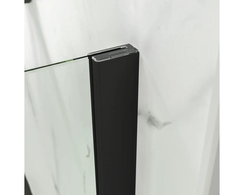 Detail einer Duschkabine mit schwarzem Rahmen und transparentem Glas