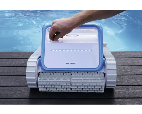 Schwimmbadreinigungsroboter mit Hand auf Holzoberfläche