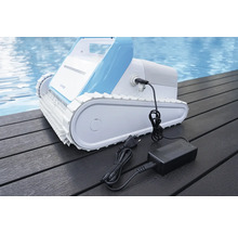 Automatischer Poolreiniger mit Stromkabel und Netzteil auf einer Holzterrasse