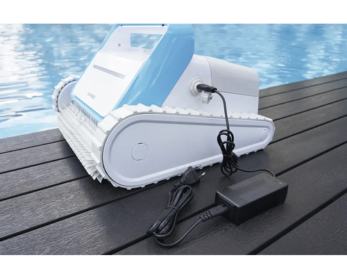 Automatischer Poolreiniger mit Stromkabel und Netzteil auf einer Holzterrasse