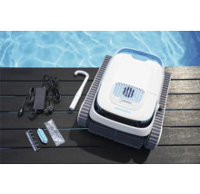 Automatische Poolreinigungsanlage mit Zubehör auf Holzterrasse