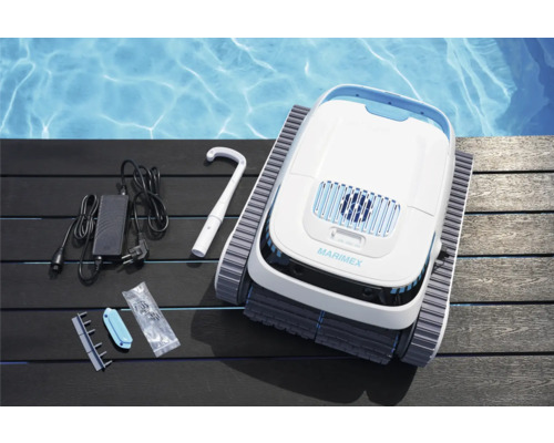 Automatische Poolreinigungsanlage mit Zubehör auf Holzterrasse