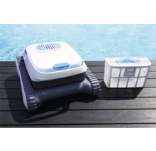 Automatischer Poolreiniger mit Filterkorb auf Holzterrasse