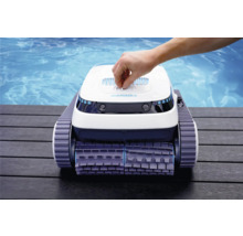 Marimex Poolreinigungsroboter auf Holzdeck mit Hand beim Einstellen
