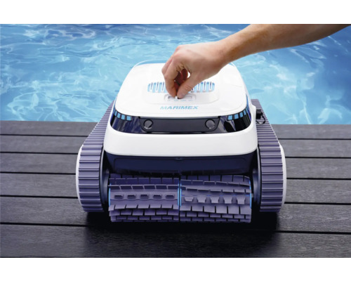Marimex Poolreinigungsroboter auf Holzdeck mit Hand beim Einstellen