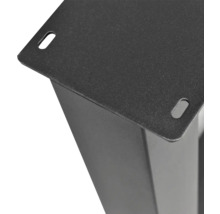 Nahaufnahme einer schwarzen Metall-Montageplatte für einen Möbelfuß mit Langlöchern.