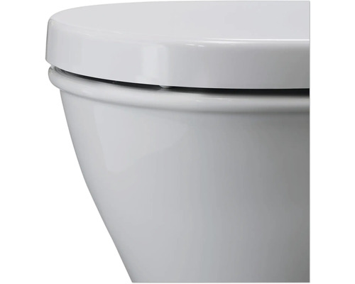Nahaufnahme einer weißen Wandtoilette mit Deckel