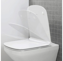 Weißer Toilettensitz mit Absenkautomatik auf einer Toilette
