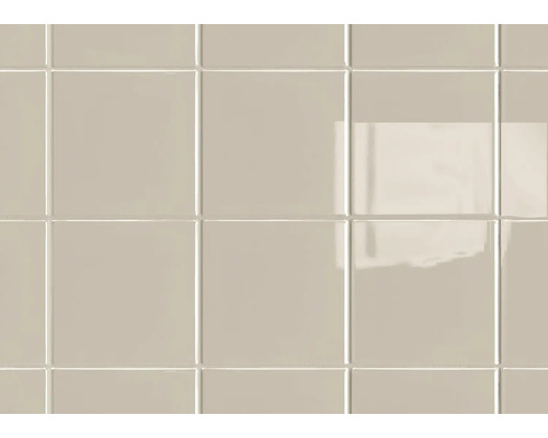 Rechteckige, glänzende Fliesen aneinandergereiht