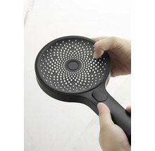 Handbrause mit verschiedenen Strahlarten wird eingestellt