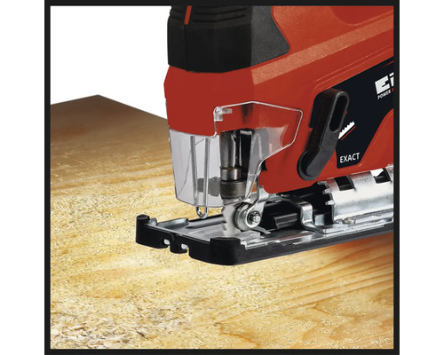 Einhell Stichsäge beim Sägen von Holz